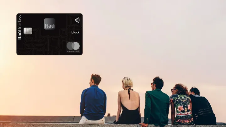 Cartão Itaú Uniclass Mastercard Black ao lado de cinco pessoas sentadas ao pôr do sol.