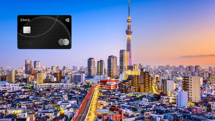 Cartão Mastercard Black e skyline urbano de Tóquio com Torre Skytree ao fundo.
