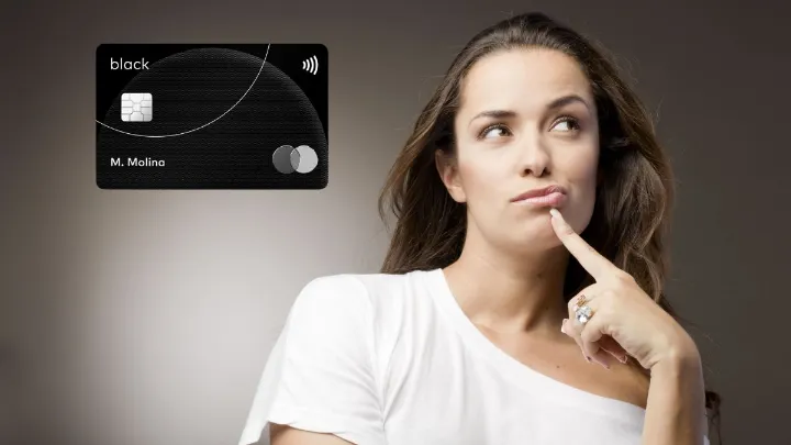 Mulher pensativa ao lado de um cartão Mastercard Black em fundo neutro